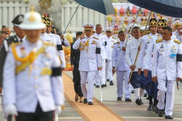 Thailand's King Maha Vajiralongkorn Bodindradebayavarangkun salutes as he leaves the monument of King Rama I after signing a new constitution in Bangkok